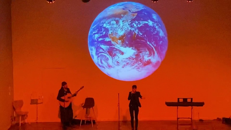 Chloé en duo avec Francis Lalanne qui chante