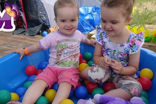 Дети играют с шариками для бассейна и учат цвета Children play with balls for pool and teach colors