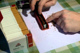 забить гильзу табаком с помощью сигаретной машинки Gizeh