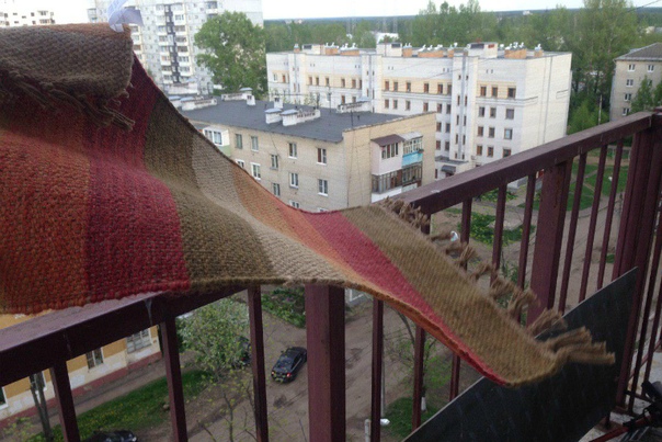 вытряхнуть половики. деревенский коврик дорожка. вытряхивает коврик с балкона. коврик для кошки крючком. тканые половики.