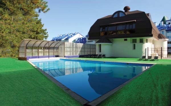 Гостиница югорская долина ханты-мансийск. Югорская долина ханты-мансийск бассейн. Югорская долина банный дворик ханты-мансийск. Югорская долина открытый бассейн в ханты-мансийске. Отель югорская долина ханты-мансийск.