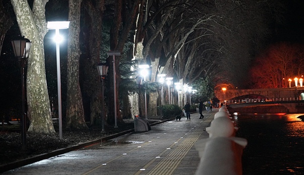 сочи фото города 2021. иллюминация анапа новый год. сочи фото. сочи уличное освещение. глуховский парк ночью.