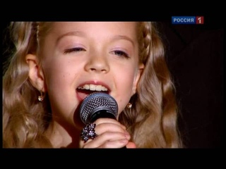 девочка поёт)))