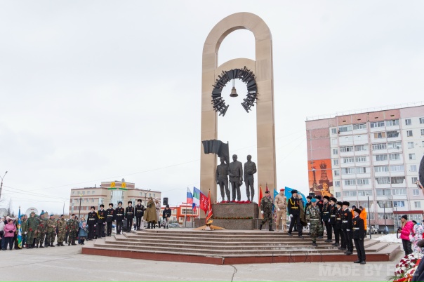 Возложение цветов к подножию памятника-мемориала...