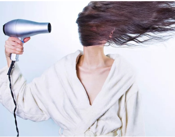 во сне сушила волосы